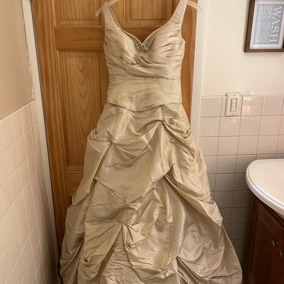 Swarovski crystals throughout - Picture 2 of 5